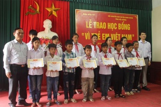 Báo Đầu tư trao 50 suất học bổng “Vì trẻ em Việt Nam" tại Hải Dương