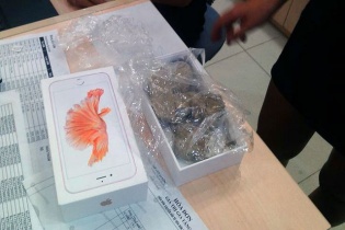 "Đập hộp" iPhone 6S Plus tại Thế giới di động, khách ngỡ ngàng khi bên trong là đá cuội