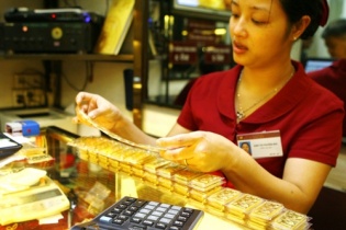 Ngày 17/10: Giá vàng trong nước "giậm chân tại chỗ"