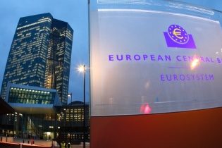 ECB duy trì mức lãi suất cơ bản ở mức thấp kỷ lục gần 0%