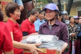 Ấm áp những món quà Techcombank gửi tới bà con vùng lũ Hà Tĩnh