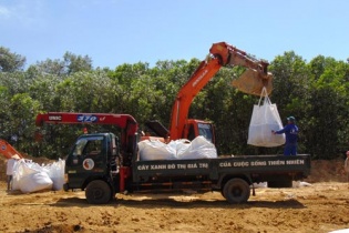 Phạt nặng với hành vi chôn, lấp, đổ thải chất thải trái quy định