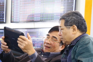 Dân đầu tư "chém gió" chiều cuối năm