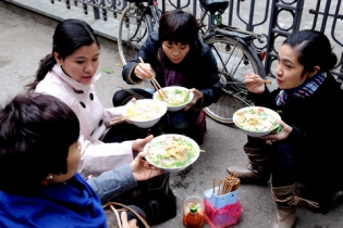 Hà Nội: 100.000 đồng một bát bún riêu ngày Tết