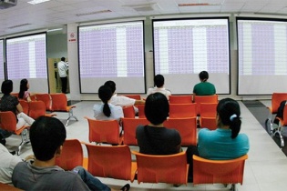 Thị trường chứng khoán: Sẵn tiền mặt nên "rót" vào đâu?