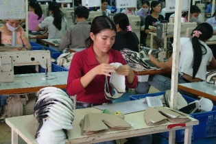Mục tiêu thu 18 tỷ USD từ xuất khẩu da giày, túi xách: Đường đi còn khúc khuỷu