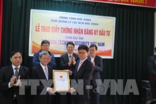 Bắc Ninh trao giấy chứng nhận đăng ký đầu tư dự án 100 triệu USD cho Hanwha Techwin Security