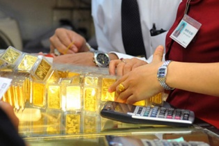 Giá vàng biến động theo xu hướng giảm