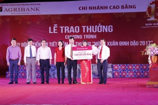 Khách hàng đầu tiên tại Cao Bằng trúng thưởng 1 tỷ đồng từ Agribank