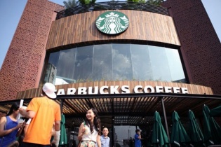 Sản xuất ra cà phê nhưng giá 1 cốc Starbucks tại Việt Nam gấp đôi ở Mỹ, đắt thứ 3 thế giới 