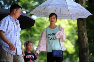 Dự báo thời tiết hôm nay: Bắc Bộ và Trung Bộ oi bức, Nam Bộ có mưa dông