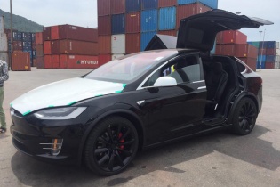 SUV chạy điện Tesla Model X cập cảng Tiên Sa