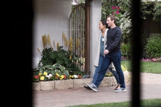 Mark Zuckerberg và Tim Cook chọn Nike, Nadella đi sneaker