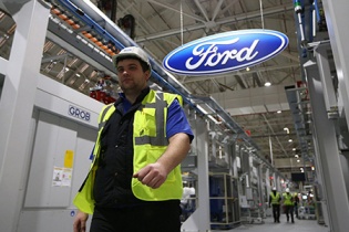 Hãng xe Ford cắt giảm 10% lao động trên toàn cầu vì... lãi ít