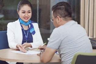 Nỗi buồn ẩn chứa sau những nụ cười của giao dịch viên ngân hàng