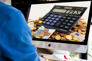 Đằng sau vẻ chỉn chu, bảnh bao của nhân viên tín dụng ngân hàng