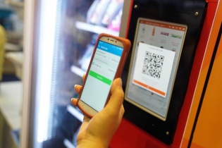 Đổ xô xem máy bán nước giải khát tự động thanh toán qua mã QR code