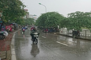 Dự báo thời tiết hôm nay: Mưa dông tiếp diễn, đề phòng tố, lốc và gió giật mạnh