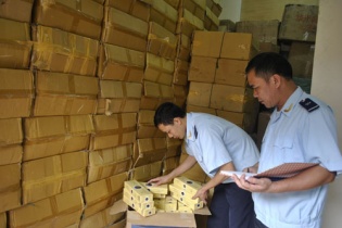 Thí điểm bán đấu giá thuốc lá ngoại nhập lậu bị tịch thu