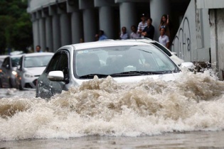 10 bước cần nhớ, thực hiện ngay khi ô tô ngập nước