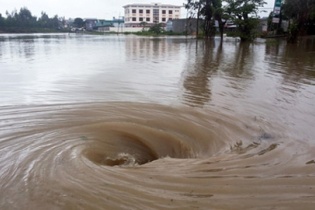 Dự báo thời tiết hôm nay: Miền Bắc và Nam có mưa rào, mưa lớn ào ào ở miền Trung