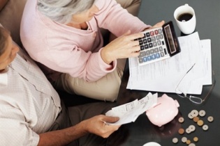 Mỗi năm nghỉ hưu trước tuổi bị tính giảm 2% lương