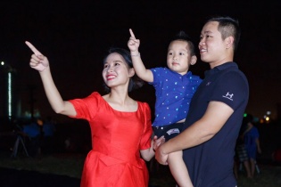 Hàng trăm người ngắm mưa sao băng rực rỡ nhất năm tại Công viên Thiên văn học