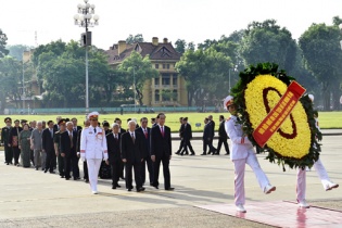 Lãnh đạo Đảng, Nhà nước đặt vòng hoa, vào lăng viếng Chủ tịch Hồ Chí Minh