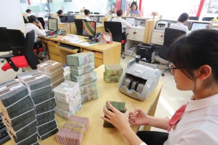 Thanh khoản dồi dào nhưng ngân hàng vẫn vất vả huy động tiền nhàn rỗi