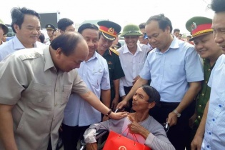 Thủ tướng​ Nguyễn Xuân Phúc thị sát, chỉ đạo khắc phục hậu quả cơn bão số 10 tại Hà Tĩnh
