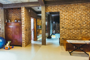 Nhà xây gạch mộc, không sơn trát khiến hàng xóm tò mò