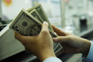 Ngân hàng Nhà nước bất ngờ giảm giá mua vào USD