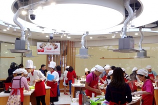 Phóng viên nam trổ tài vào bếp tại Ajinomoto Cooking Studio