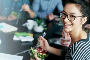 Những mẹo hay giúp bạn tiết kiệm tiền khi đi ăn hàng