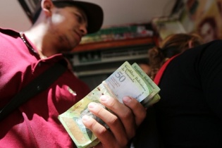 Lạm phát Venezuela vượt 4.000% 