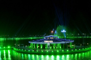 Vinhomes Riverside: Lighting Show hoành tráng trên mặt hồ Harmony