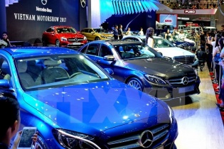 Doanh nghiệp công bố giá bán lẻ ô tô năm 2018, khách hàng vẫn chờ đợi