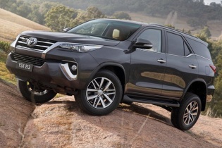 Bị khan hàng, đại lý thổi giá Fortuner hơn 100 triệu đồng