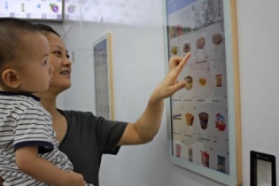 Bùng nổ cửa hàng không nhân viên ở Trung Quốc, Nhật Bản