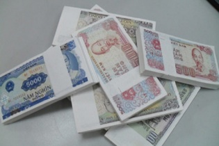 Đổi tiền lẻ 500 đồng, mất phí 150%