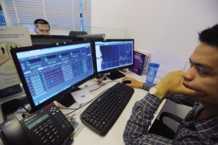 Thị trường chứng khoán: Nhiều cổ phiếu "nóng rẫy", giao dịch ở mức PE cao không tưởng