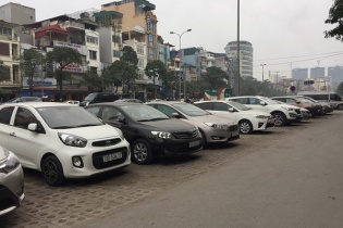 Thuê xe ô tô tự lái dịp Tết: Giá cao vẫn hút khách