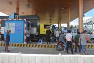 Từ hôm nay, dừng đỗ xe quá 5 phút tại trạm BOT sẽ bị xử phạt