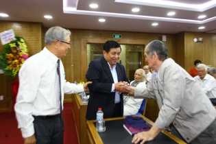 Bộ trưởng Nguyễn Chí Dũng thăm, chúc thọ cán bộ cao tuổi ngành Kế hoạch và Đầu tư tại TP.HCM