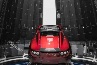 Elon Musk đưa Tesla Roadster... lên vũ trụ để lưu lạc 1 tỉ năm