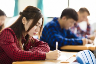 Bà mẹ đơn thân hối hận vì bán nhà cho con đi du học