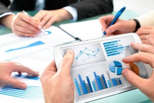 Giá gói thầu được cập nhật bao nhiêu ngày trước khi mở thầu?