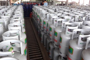 Giá gas bán lẻ giảm 13.000 đồng/bình 12 kg