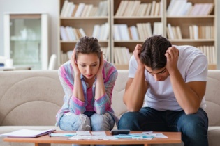 Vợ chồng tiền ai nấy tiêu, gia đình tôi lao đao khi sự cố ập đến