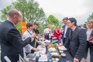 Khám phá ẩm thực nước Úc với Luke Nguyễn qua chương trình "Taste of Australia"